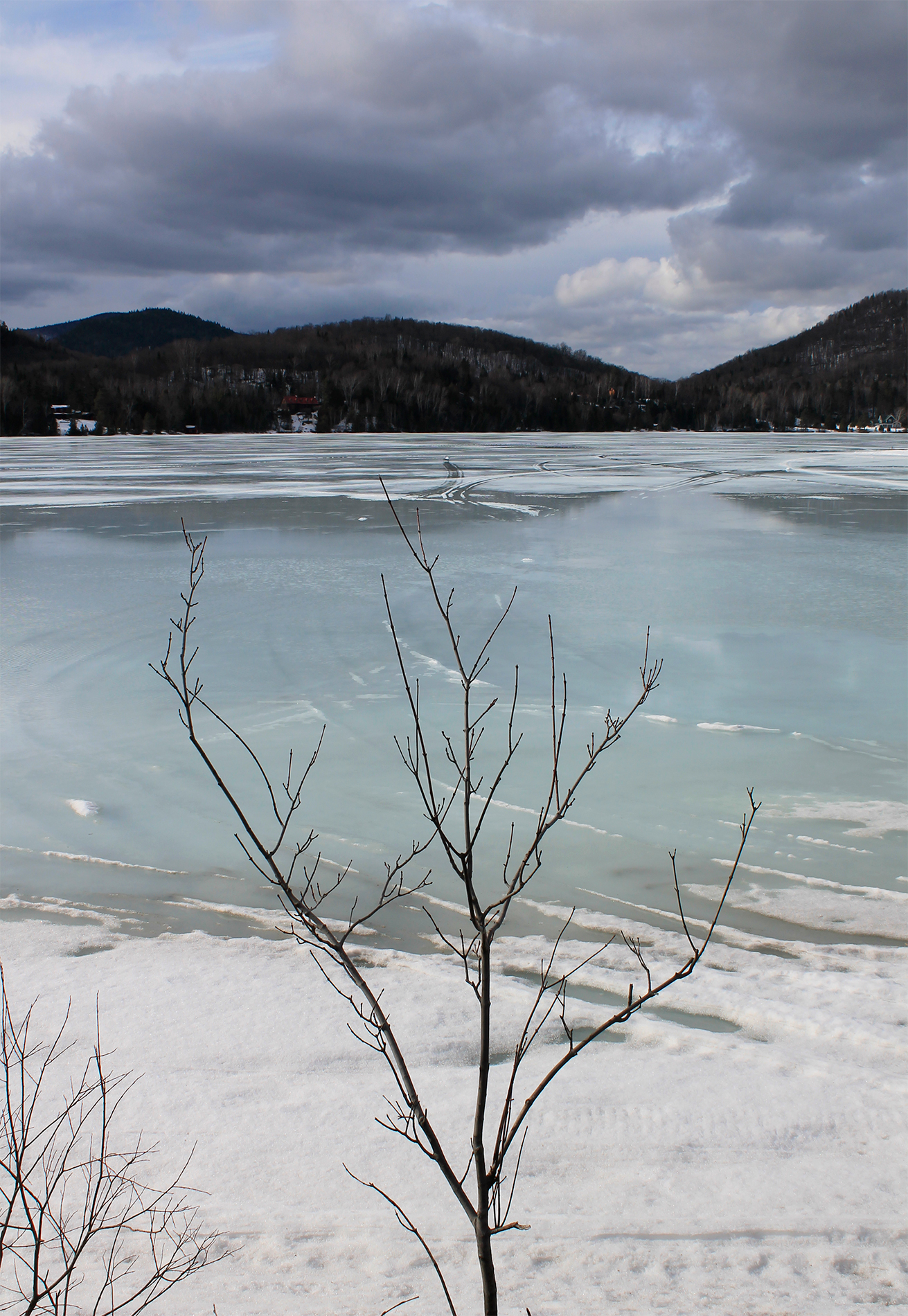 vue sur un lac gelé au Québec
