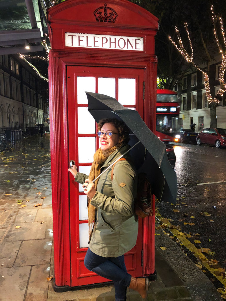 Farah devant une cabine téléphone à Londre